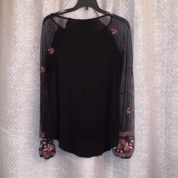 Long sleeve embroidered blouse. - Picture 2 of 3